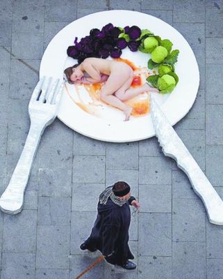 “裸体盛宴”呼吁吃素食