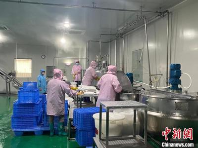鲜友的生产车间内,员工正在制作果汁产品。 路梅 摄