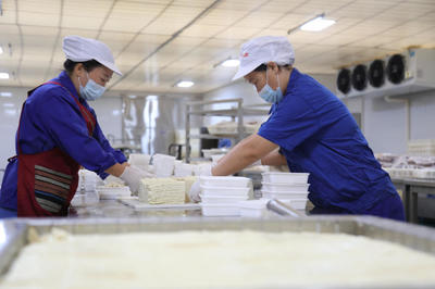 龙里:加紧扩能生产 食品保供有保障